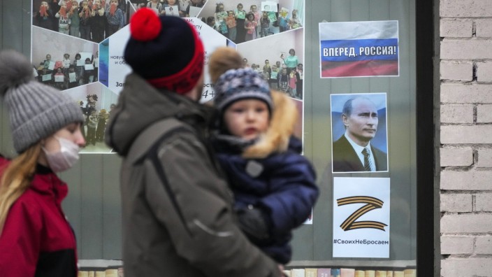 Unterricht in Russland: Putin-Porträts und das "Z" sind im Straßenbild russischer Städte allgegenwärtig - wie in St. Petersburg.