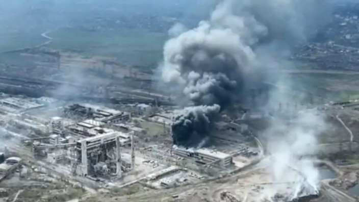 Krieg in der Ukraine: Bilder eines Videos, das die Stadtverwaltung von Mariupol am Dienstag veröffentlicht hat, zeigen Rauchwolken über der Stahlfabrik Asowstal in Mariupol.