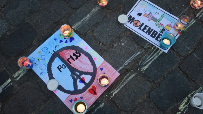 Belgien: Schnell war klar, dass es zwischen den Terroranschlägen in Paris und Brüssel eine Verbindung gibt: Mit Kerzen und Friedensbotschaften gedachten Einwohner des Brüsseler Stadtteils Molenbeek im November 2015 der Opfer in Paris.