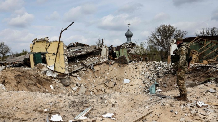Ukraine-Krieg: Noch steht der Kirchturm in Jazkiwka, während rundum das Dorf bei russischen Angriffen zerstört wurde.