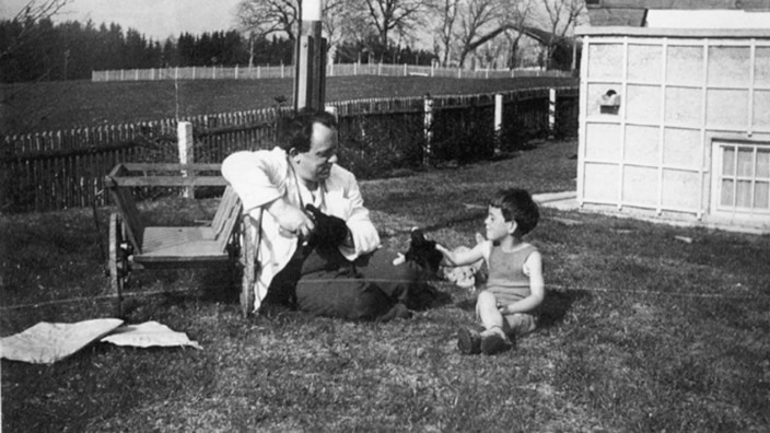 Nationalsozialismus: Der Schein trügt: Das Foto, auf dem der Komponist Karl Amadeus Hartmann mit seinem kleinen Sohn Richard im Garten seiner Schwiegereltern in Kempfenhausen sitzt, wirkt idyllisch. Tatsächlich aber hält er sich mit seiner Familie hier versteckt.