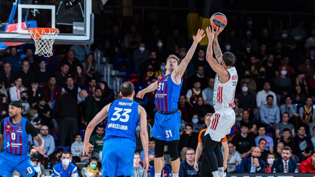 FC Bayern in the Euroleague: Nick Wheeler Babb took charge of Bayern at crucial moments, and here he throws against Barcelona's Rocas Jokobaitis.