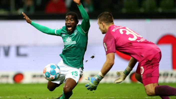 Zweite Liga: Szene aus dem Hinspiel: Bremens Roger Assale beschwert sich, Schalkes Torwart Martin Fraisl sichert derweil den Ball.