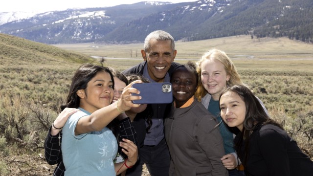 Barack Obama auf Netflix: Selbst eine Attraktion: Obama beim Selfie während der Produktion.