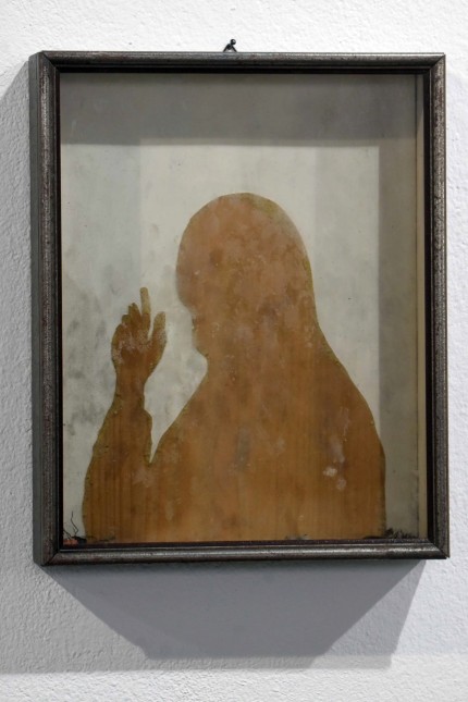 Ausstellung in Dachau: Ist da wer? Das vermeint abgeblätterte Heiligenbild hinter einer mit Fingerabdrücken übersäten Scheibe ist eine malerische Illusion.
