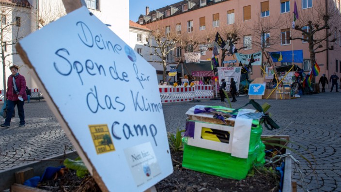 Augsburger Klimacamp: Auf dem Moritzplatz steht eine Spendensammelschachtel für das Klimacamp im Hintergrund. Seit Juli 2020 campieren Aktivisten in der Innenstadt, um sich für eine andere Klimapolitik zu engagieren.