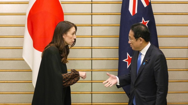 Begrüßungsrituale: Jacinda Ardern ist gerade in Japan und hat dort nicht nur Kiwis, sondern auch Premierminister Fumio Kishida getroffen.