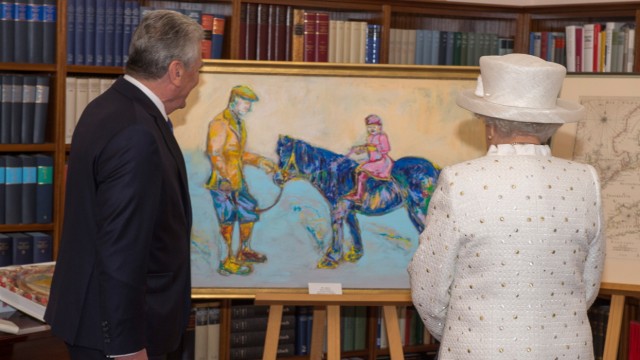 Begrüßungsrituale: Die britische Königin rätselt über das Gastgeschenk des deutschen Bundespräsidenten Joachim Gauck (im Jahr 2015).