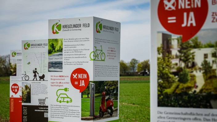 Bürgerentscheid in Germering: Mit Plakaten werben die Investoren am Kreuzlinger Feld für die bestehende Planung und damit für ein Nein beim Bürgerentscheid.