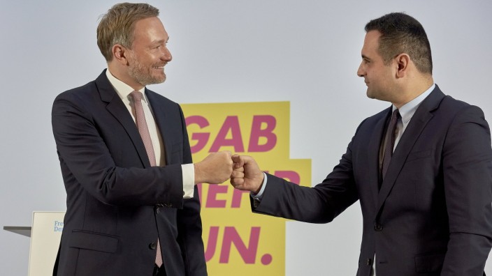 Bundesparteitag der FDP: Der Parteivorsitzende Christian Lindner mit dem designierten Generalsekretär Bijan Djir-Sarai.