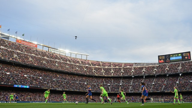 Champions League: Vielleicht auch zu beeindruckt von der Kulisse: 91 648 Zuschauer sind zum Halbfinale zwischen Barcelona und Wolfsburg ins Camp Nou gekommen.