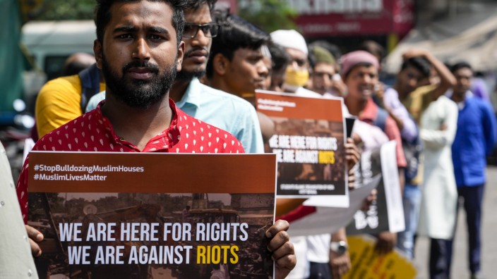 Unruhen in Indien: "Für Rechte, gegen Krawalle": Muslime protestieren am Freitag in Delhi gegen die Diskriminierung durch Hindus.