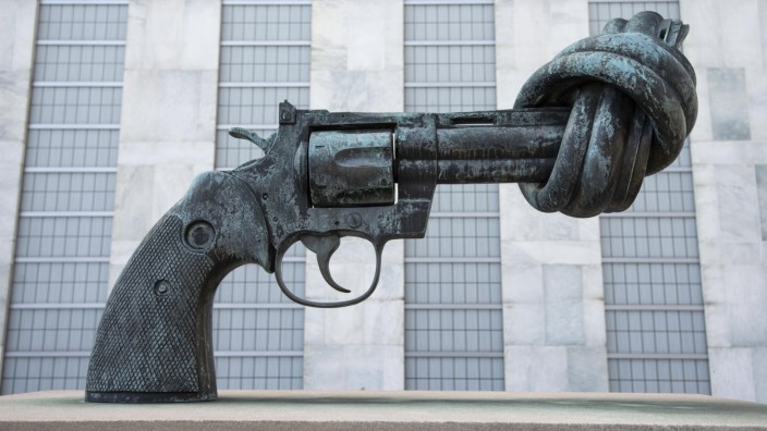 Schweden und seine Neutralität: Zeichen des Friedens, geschaffen von einem schwedischen Künstler: Die "Non-Violence"-Skulptur von Carl Fredrik Reuterswärd vor dem Hauptquartier der Vereinten Nationen in New York.