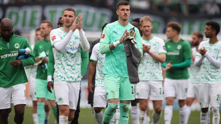 Greuther Fürth: Die Fürther Spieler um Torwart Andreas Linde (Mitte) verabschieden sich nach dem Abpfiff von ihren Fans - und nach dieser Saison auch aus der ersten Liga.