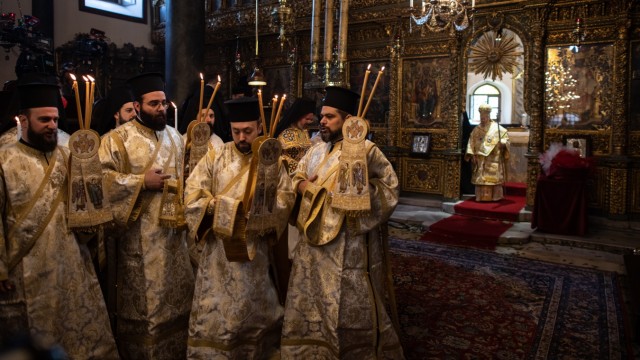 Christlich-orthodoxe Kirche: Griechisch-orthodoxe Priester feiern einen Gottesdienst in Istanbul.