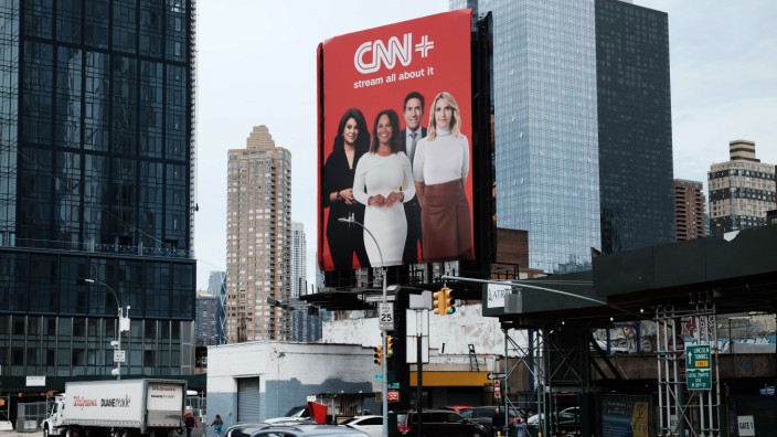 US-Journalismus: Werbung für CNN in New York: Der News-Fernsehsender machte 2022 zwar 750 Millionen Dollar Gewinn, steckt aber trotzdem tief in der Identitätskrise.