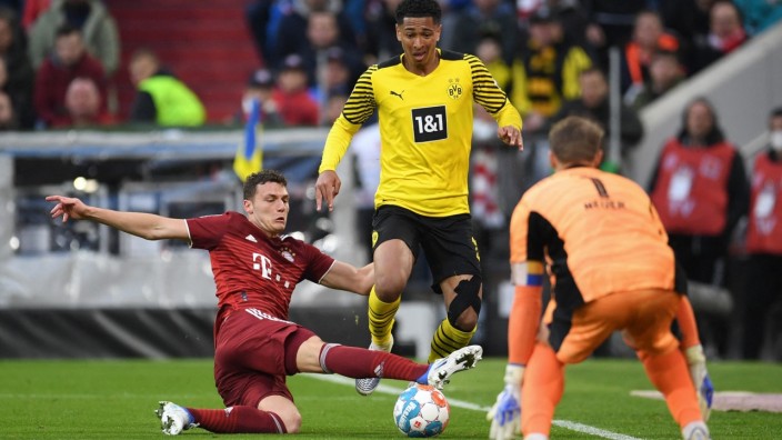 Schiedsrichter: Doch, das wäre eindeutig ein Foul gewesen: Bayern Münchens Abwehrspieler Benjamin Pavard attackiert Dortmunds Angreifer Jude Bellingham.