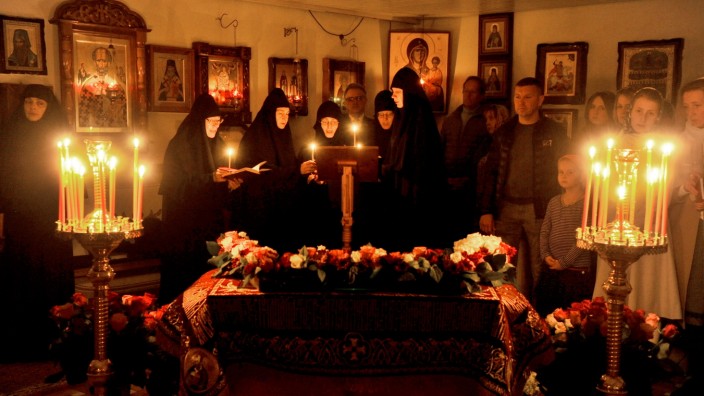 Krieg in der Ukraine: In der Osternacht im russisch-orthodoxen Frauenkloster in Buchendorf singen und beten die Schwestern mit der Kirchengemeinde im Kerzenschein.