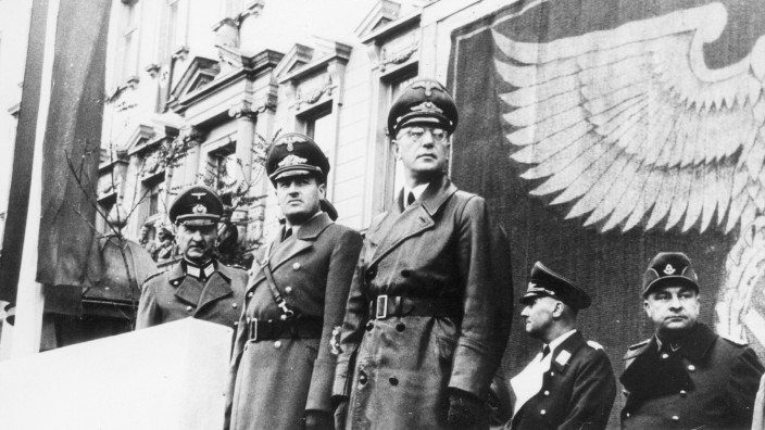 NS-Besatzung in Polen: Ohne Skrupel: Der Generalgouverneur in Polen, Hans Frank (vorn Zweiter von rechts), und der Reichskommissar für die besetzten niederländischen Gebiete, Arthur Seyß-Inquart (vorn rechts), im Jahr 1941 bei einer Parade in Krakau.