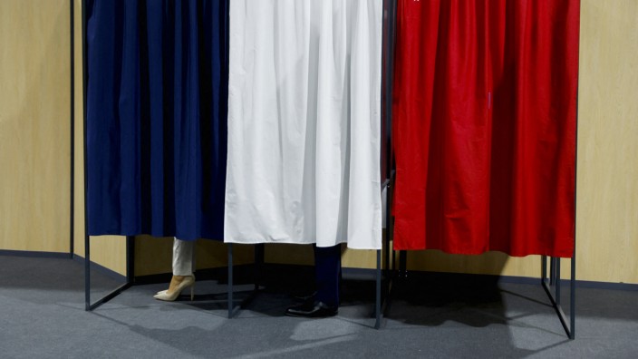 Wahl in Frankreich: Dieses Land wird eine ernsthafte Selbstbefragung brauchen. Die Füße in dieser Wahlkabine gehören übrigens Brigitte Macron und ihrem Ehemann.