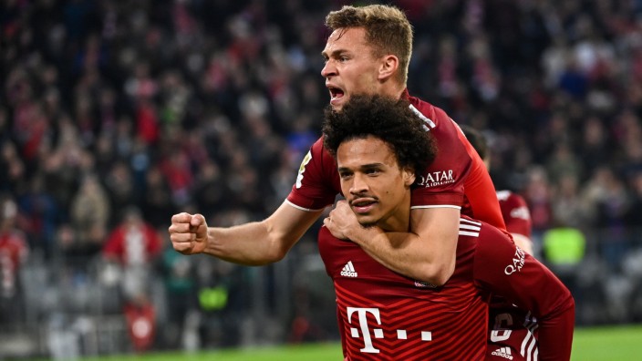 Kaderplanung beim FC Bayern: Schon wieder Meister: Joshua Kimmich (oben) und Münchens Leroy Sané feiern trotzdem.
