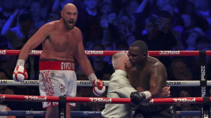 Boxer Tyson Fury: Geschützt vor sich selber: Dillian Whyte (rechts) wird nach dem Niederschlag vom Ringrichter aus dem Kampf genommen, Tyson Fury ist WBC-Weltmeister.