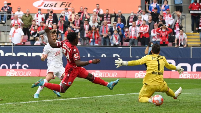 Relegation match in the Bundesliga: No chance against Cologne: Jan Thielmann (left) meanwhile scored 3: 1 to Cologne, goalkeeper Stefan Ortega has no chance.
