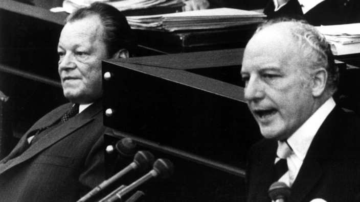 Zwei Politiker am Abgrund: Willy Brandt  und Walter Scheel im Bundestag 1972.