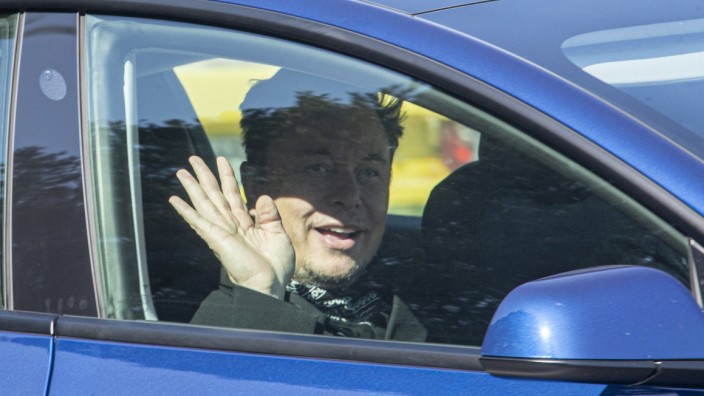 Twitter-Übernahme: Der umtriebige Unternehmer Elon Musk bei einem Besuch in seiner Autofabrik in Grünheide bei Berlin.