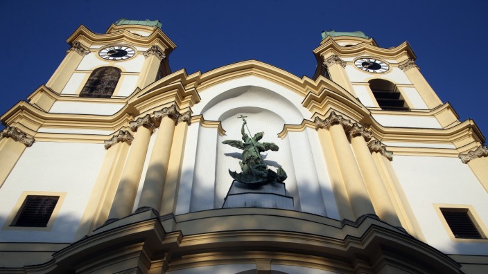 Architektur in München: Prachtvoll ragt die Fassade in den blauen Himmel: St. Michael im Stadtteil Berg am Laim.