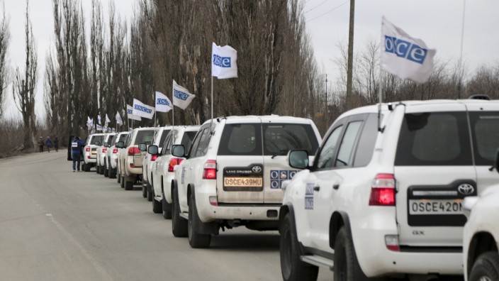 Krieg in der Ukraine: OSZE-Beobachter halten am 1. März im besetzten Donezk-Gebiet der Ostukraine, unweit der Grenze zu Russland.