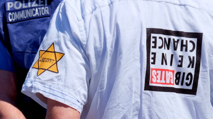 Judenhass: Oft kommt es zu Antisemitismus bei Corona-Protesten, hier in Form eines Vergleichs mit der Politik gegen Jüdinnen und Juden während des Nationalsozialismus.