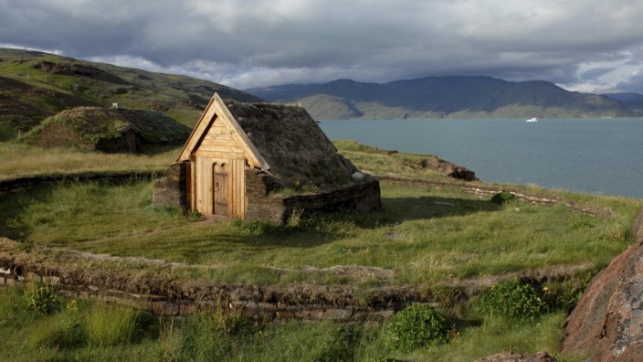 Archäologie: Qassiarsuk, Grönland: Rekonstruktion der Kirche von Brattahlíð des Wikingers Erik der Rote.
