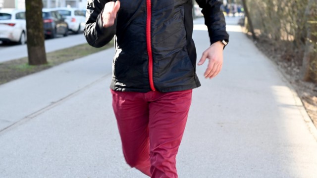 Leute: Wo laufen Sie denn? In diesem Fall läuft Wigald Boning in München an der Isar.