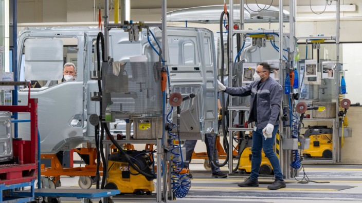 Wirtschaft in München: Hier geht die Kurzarbeit schrittweise zu Ende: Produktionsstraße für Lkw-Fahrerkabinen beim Hersteller MAN.