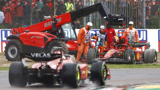Max Verstappen in Formula 1: A disaster for Ferrari: The race for Carlos Sainz (back) ends in the first lap, his car has to be towed - and Charles Leclerc kills himself on the podium.