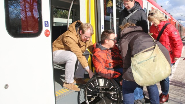 Inklusion und Mobilität: Gar nicht so leicht: Für Rollstuhlfahrer - hier Nico Wunderle 2020 bei einer Demonstrationsfahrt mit der SPD - ist eine Fahrt mit dem ÖPNV nur mit fremder Hilfe zu schaffen.