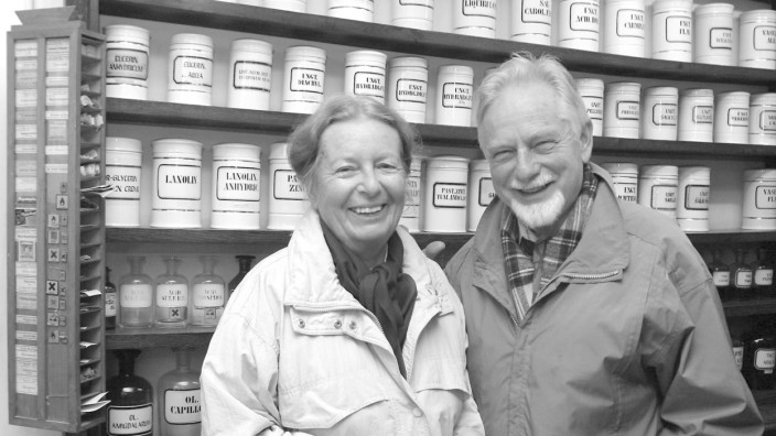 Nachruf: Annemarie Eichner-Happ und Bruder Anton Happ in ihrer Apotheke im Jahr 2005.