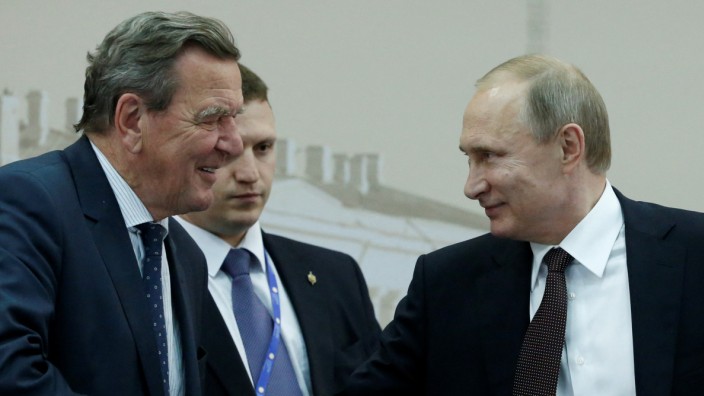 SPD: Gerhard Schröder rückt nicht von Wladimir Putin ab - ein Treffen bei einem Wirtschaftsforum in Sankt Petersburg 2016.