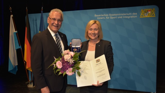 Auszeichnung: Als "Sozialpolitikerin durch und durch" würdigte Joachim Herrmann die Ebersberger Landtagsabgeordnete, Kreis- und Stadträtin Doris Rauscher.
