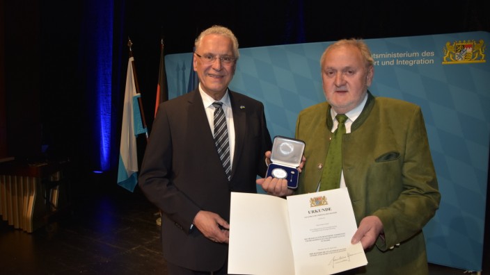 Auszeichnung: Mehr als 40 Jahre hat sich Franz Finauer (rechts) für seine Gemeinde Anzing engagiert. Dafür wurde er nun von Joachim Herrmann ausgezeichnet.