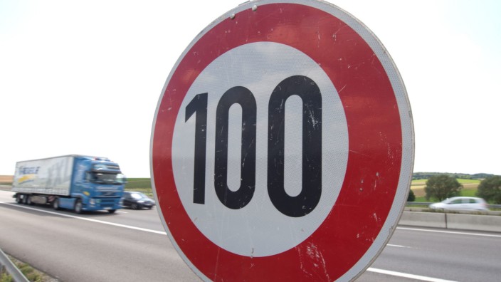 Mitten in Gilching: Ginge es nach Peter Unger, müsste auf allen deutschen Autobahnen in Zukunft Tempo 100 gelten.