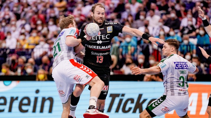 Handball: Lust auf mehr: Erlangens Steffen Fäth (Mitte) setzt sich gegen Magdebrugs Magnus Gullerud und Kay Smits (v.li.) durch