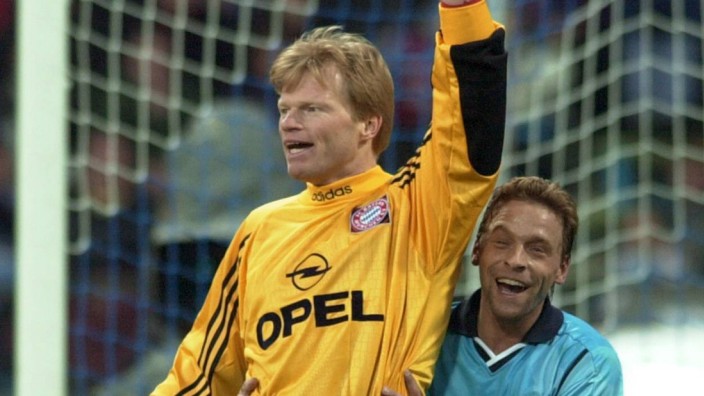 Typisch deutsch: Ein Moment mit historischem Seltenheitswert: Bayern-Torwart Oliver Kahn (links) und 1860-Spieler Thomas Häßler in der Bundesligasaison 1999/2000 bei einer Umarmung im Lokalderby.