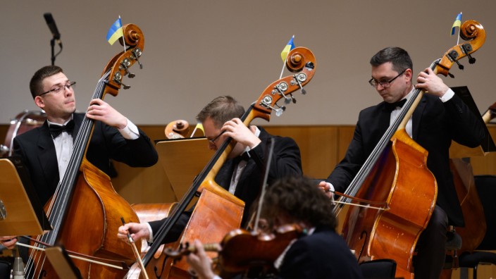 Klassik im Krieg: Die Musiker des Kyiv Symphony Orchestra haben bei ihrem Konzert im Dresdner Kulturpalast Ukraine-Fähnchen an ihre Instrumente gesteckt.