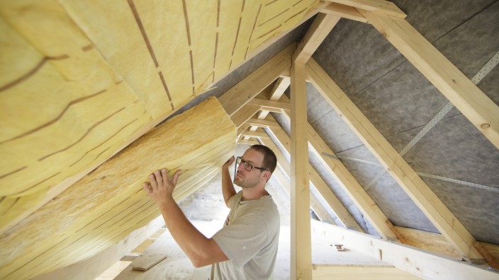 Nachhaltigkeit: Ein Mann dämmt seinen Dachstuhl. Auch das hilft dabei, Energie zu sparen.
