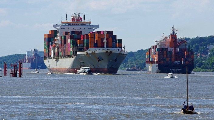 Handelspolitik: Containerschiffe auf der Elbe in Hamburg: Beim Auftrag für die Elbvertiefung gab es Ärger.