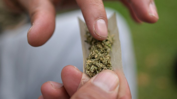 Füssen: In Bayern Cannabis zu konsumieren und in größeren Mengen mitzuführen, ist in den meisten Fällen noch illegal.
