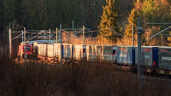Brenner -Nordzulauf: Mehr Güterverkehr soll in einigen Jahren durch den Landkreis rollen. Der zuständige Ausschuss des Kreistages hat nun einen Forderungskatalog an die Bahn beschlossen.