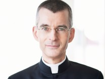 Queer-Sein in der katholischen Kirche: „Die Kirche hat schwere Schuld auf sich geladen“